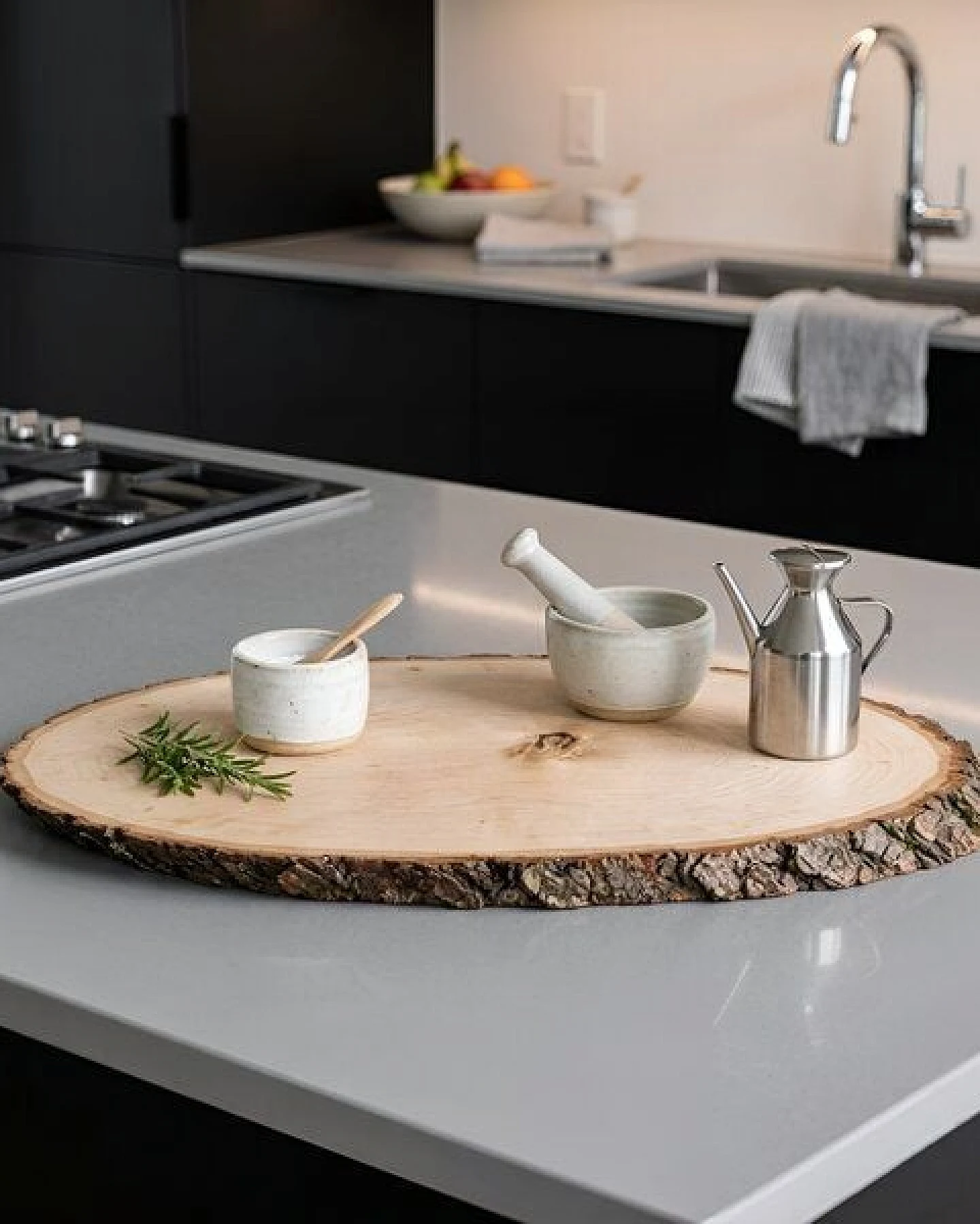 Biodora Baumscheibe Erle mit Rinde – Oval ca. 50 x 20 cm – PEFC-zertifiziert – Unikat zum Servieren & Dekorieren – Rustikales Naturprodukt – Ansicht 3