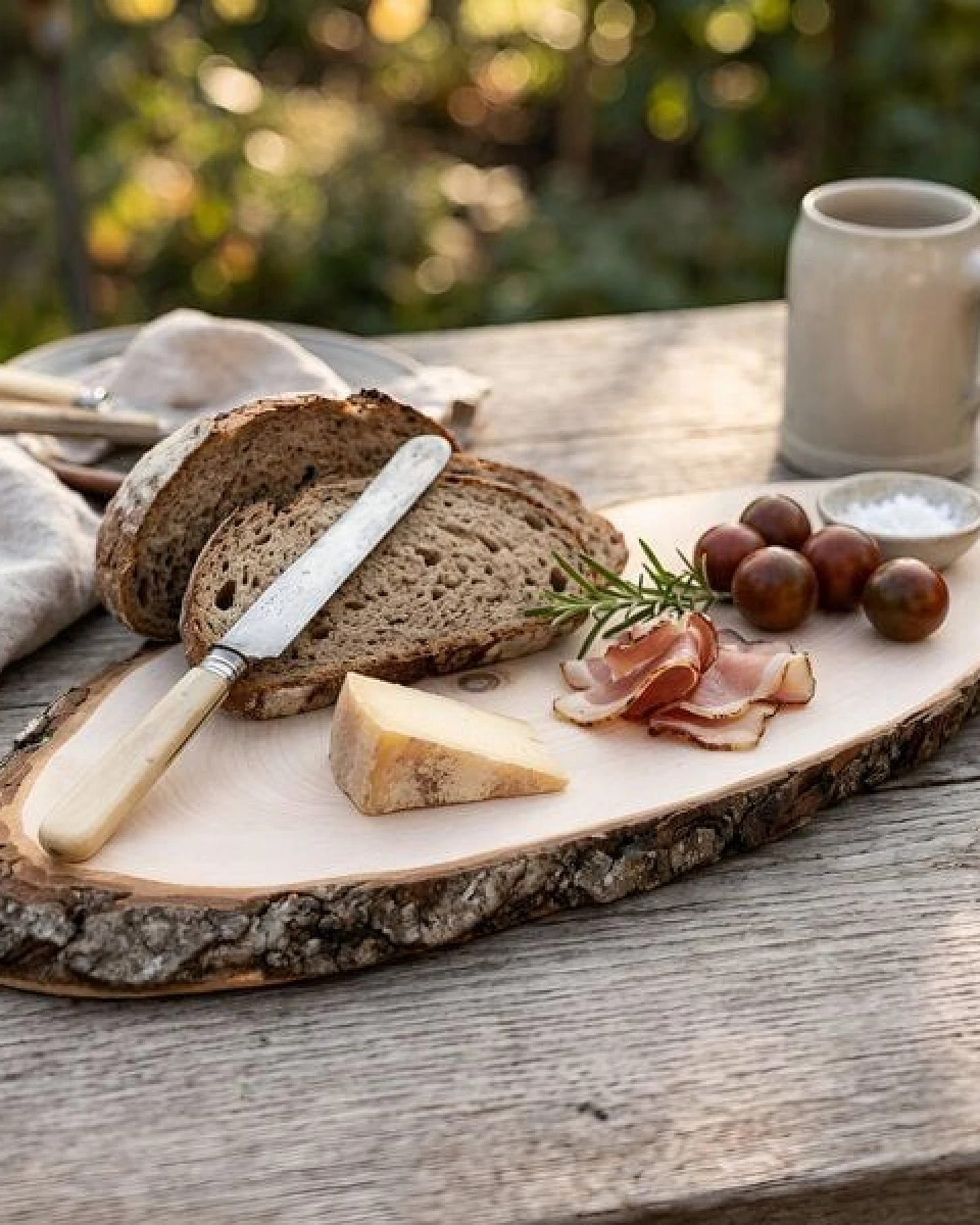 Biodora Baumscheibe Erle mit Rinde – Oval ca. 50 x 20 cm – PEFC-zertifiziert – Unikat zum Servieren & Dekorieren – Rustikales Naturprodukt – Ansicht 4
