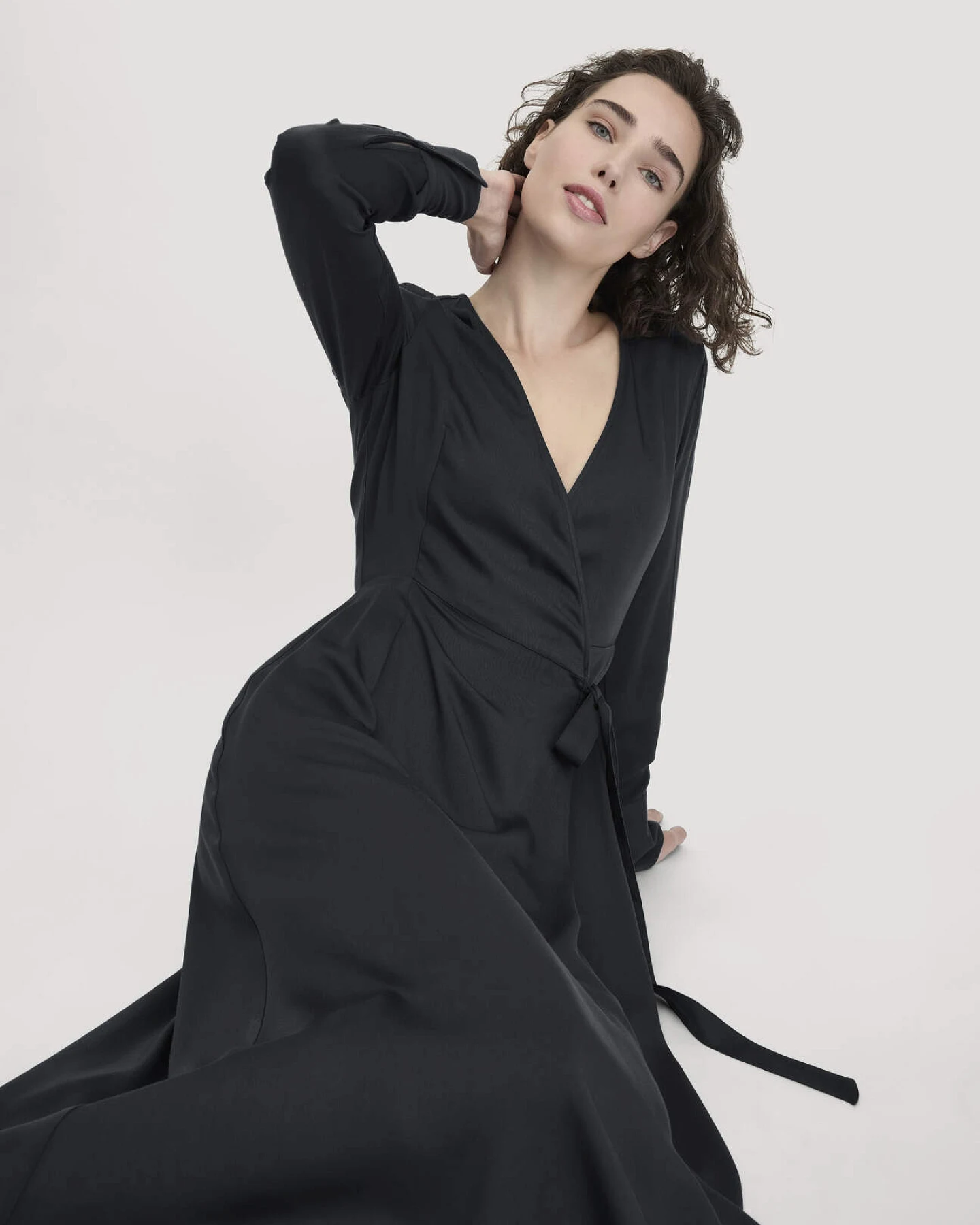 hessnatur Damen Wickelkleid Knöchellang Regular aus LENZING™ ECOVERO™ Viskose - schwarz - Größe 34 – Ansicht 4
