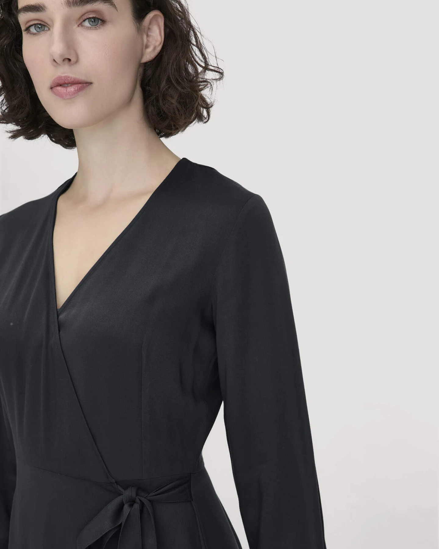 hessnatur Damen Wickelkleid Knöchellang Regular aus LENZING™ ECOVERO™ Viskose - schwarz - Größe 36 – Ansicht 3