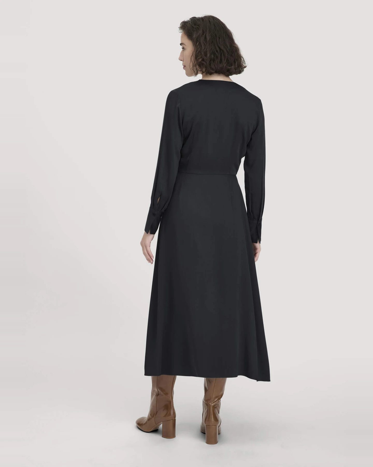 hessnatur Damen Wickelkleid Knöchellang Regular aus LENZING™ ECOVERO™ Viskose - schwarz - Größe 38 – Ansicht 2