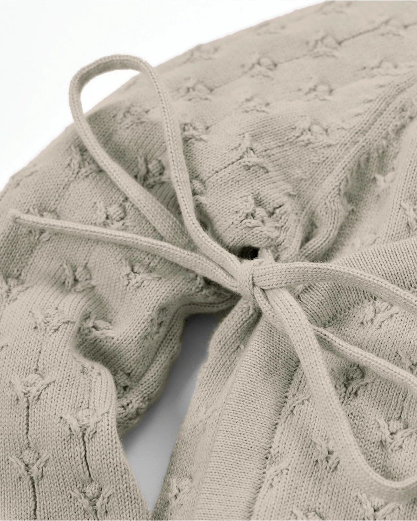 Baby Jacke zum Wickeln Bio-Baumwolle Ajourstrick Blümchen beige Gr. 62/68 – Ansicht 2
