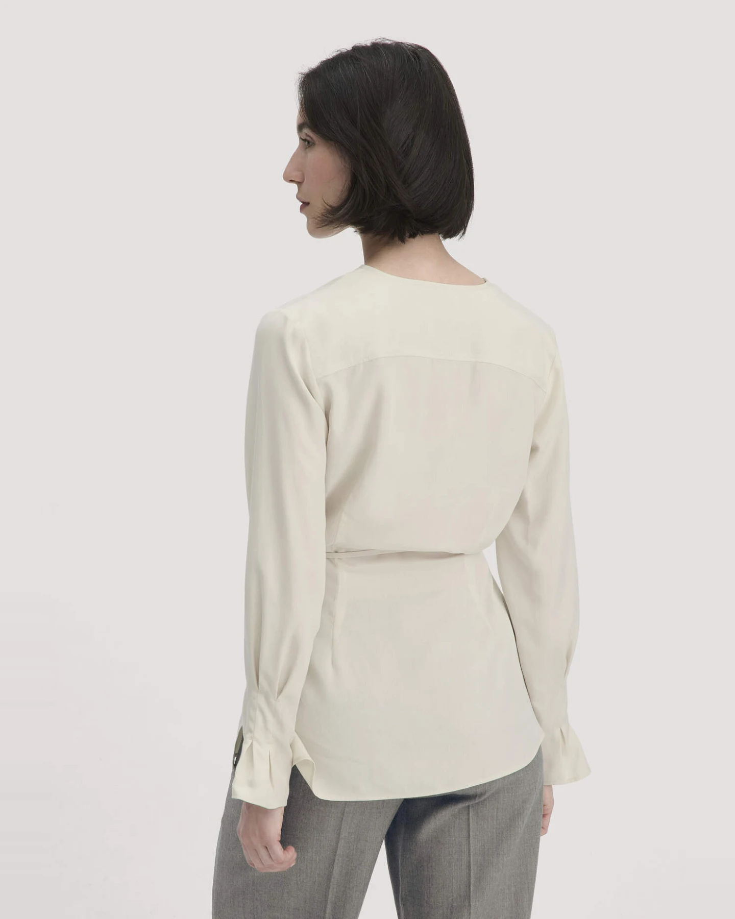 hessnatur Damen Wickelbluse Regular aus TENCEL™ Lyocell - beige - Größe 40 – Ansicht 3