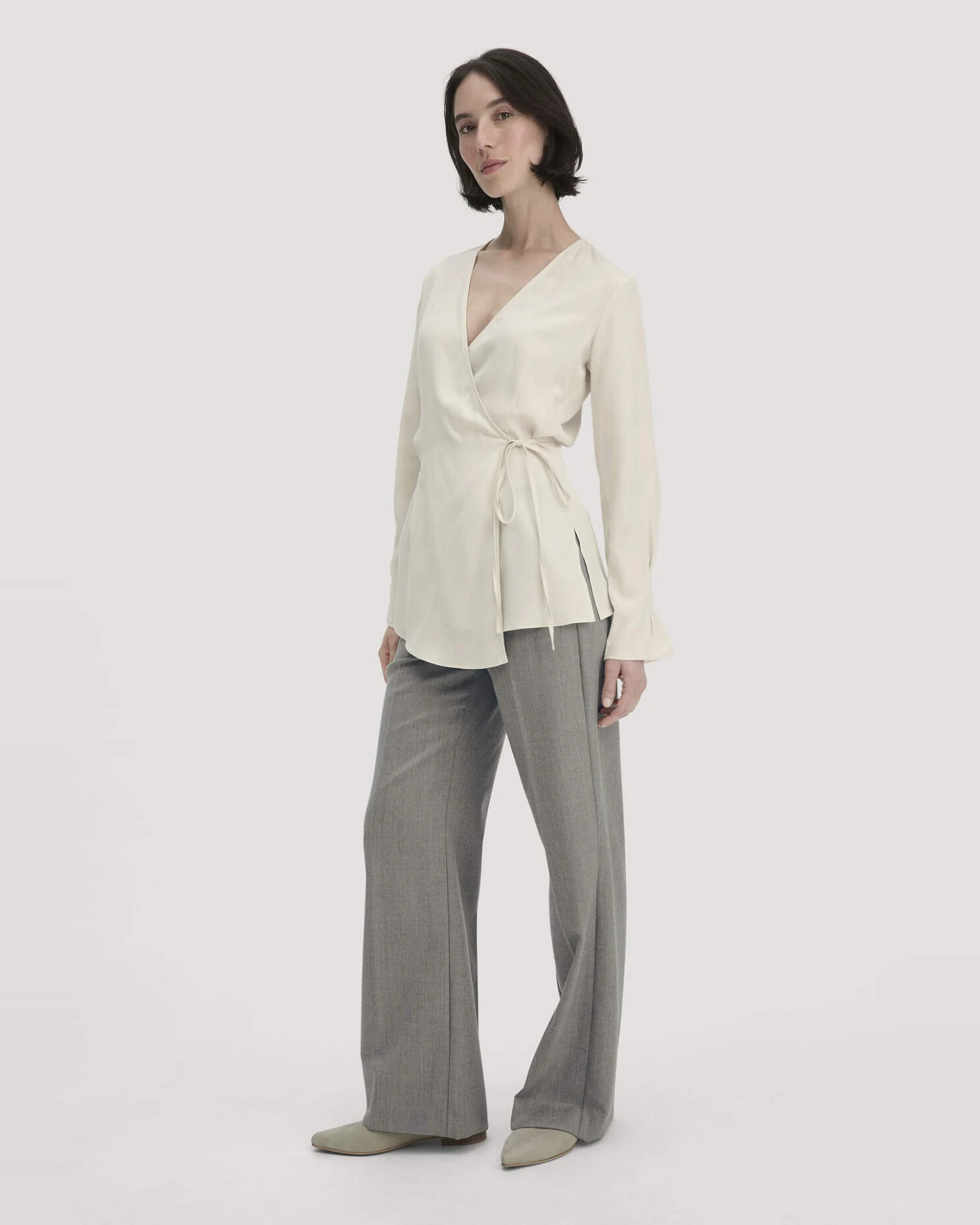 hessnatur Damen Wickelbluse Regular aus TENCEL™ Lyocell - beige - Größe 42 – Ansicht 2