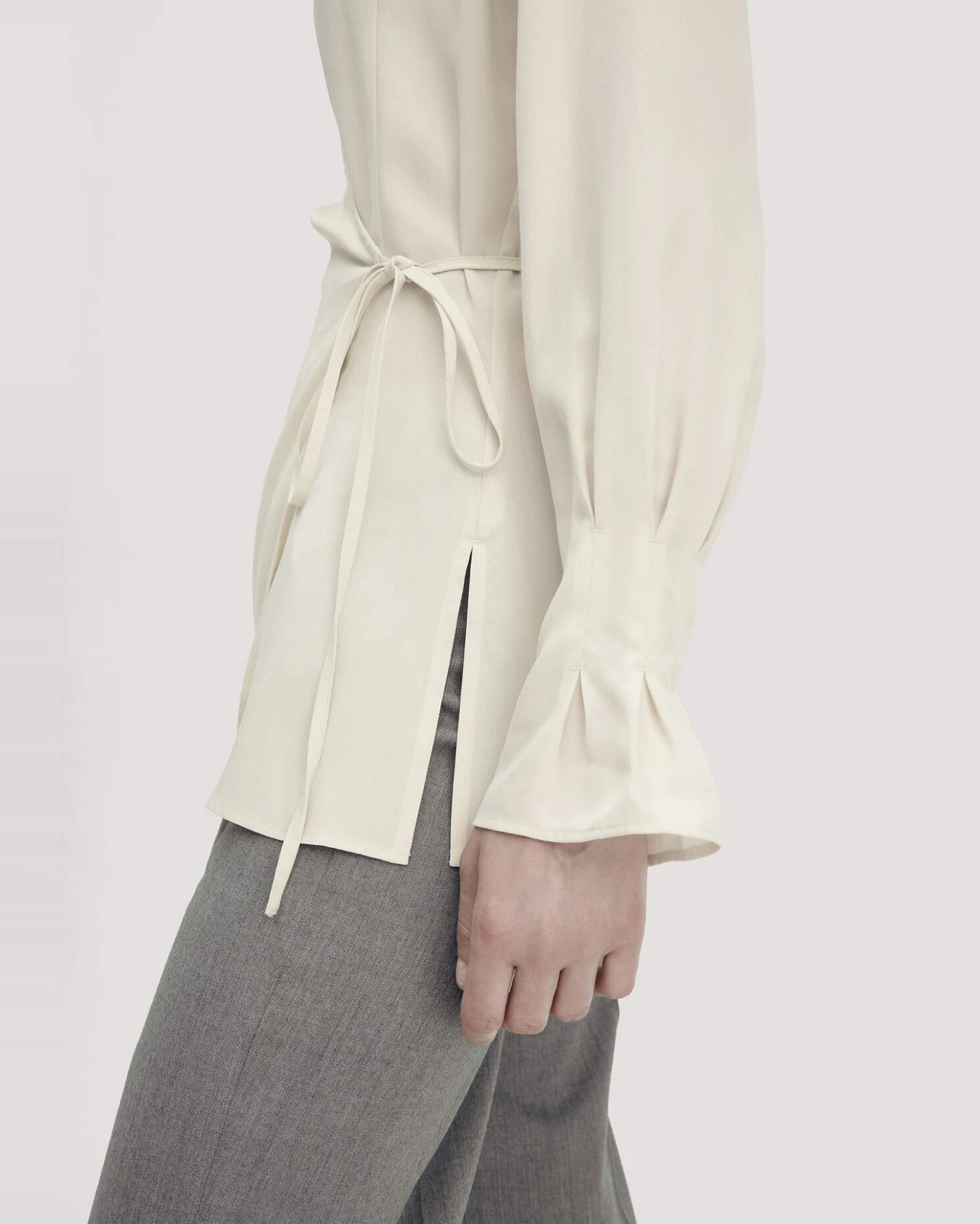 hessnatur Damen Wickelbluse Regular aus TENCEL™ Lyocell - beige - Größe 42 – Ansicht 4