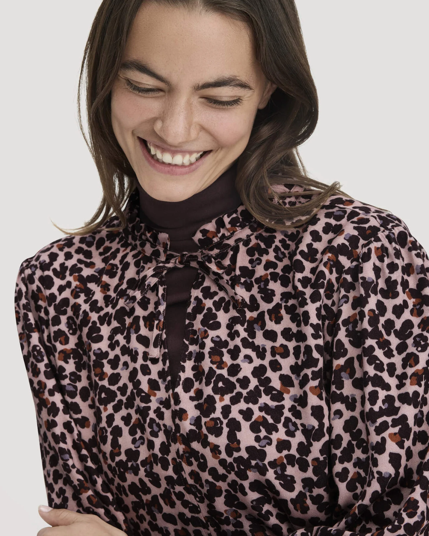 hessnatur Damen Bluse Relaxed aus LENZING™ ECOVERO™ Viskose - rosa - Größe 42 – Ansicht 4