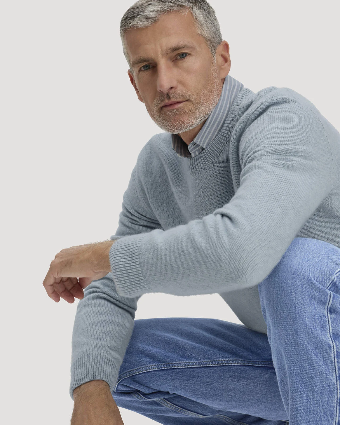 hessnatur Herren Strick Pullover Regular aus Bio-Merinowolle mit Bio-Baumwolle - blau - Größe S – Ansicht 4