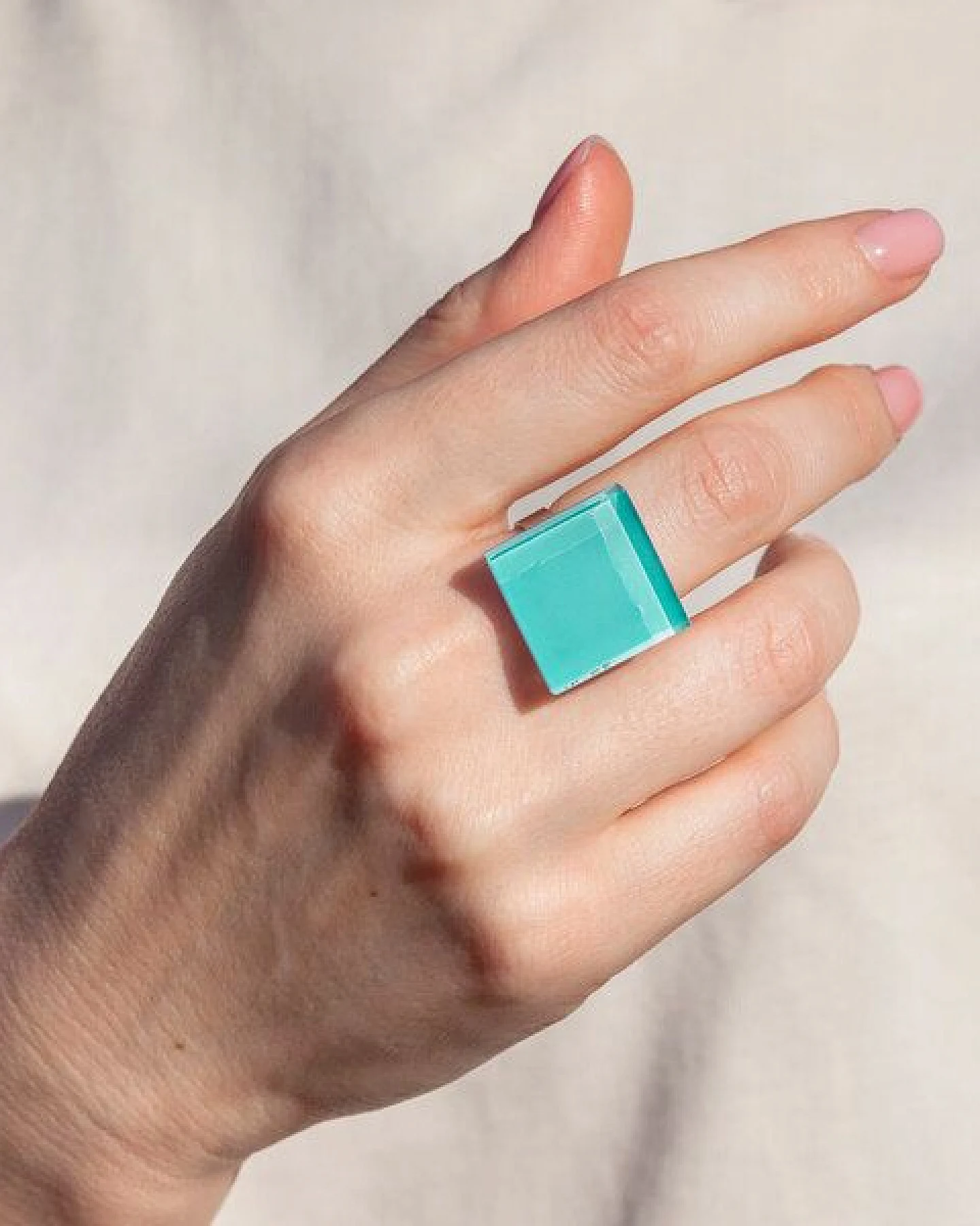 ALEXASCHA Geometrischer Statement Ring aus Glas – Ansicht 2