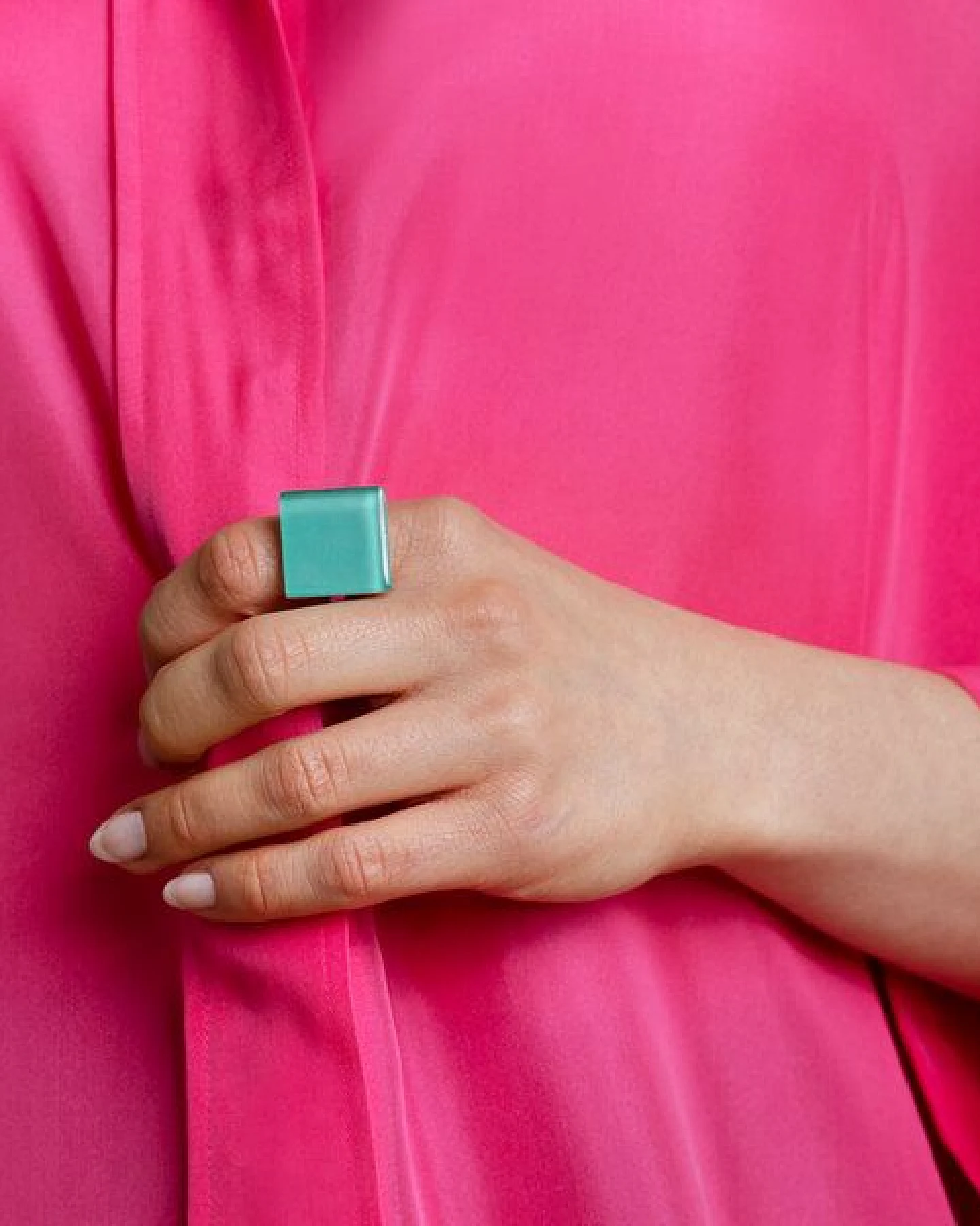 ALEXASCHA Geometrischer Statement Ring aus Glas – Ansicht 3