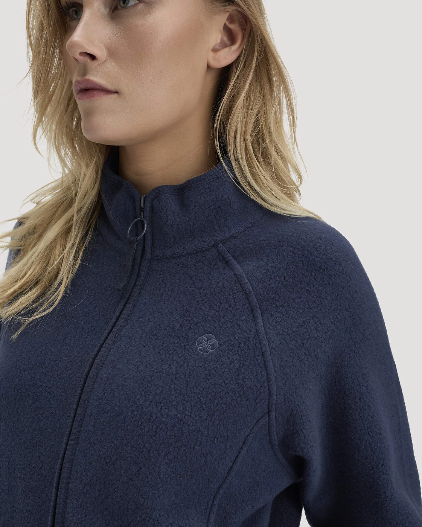 hessnatur Loungewear Fleece Jacke Relaxed ACTIVE LIGHT aus Bio-Baumwolle - blau - Größe L – Ansicht 4