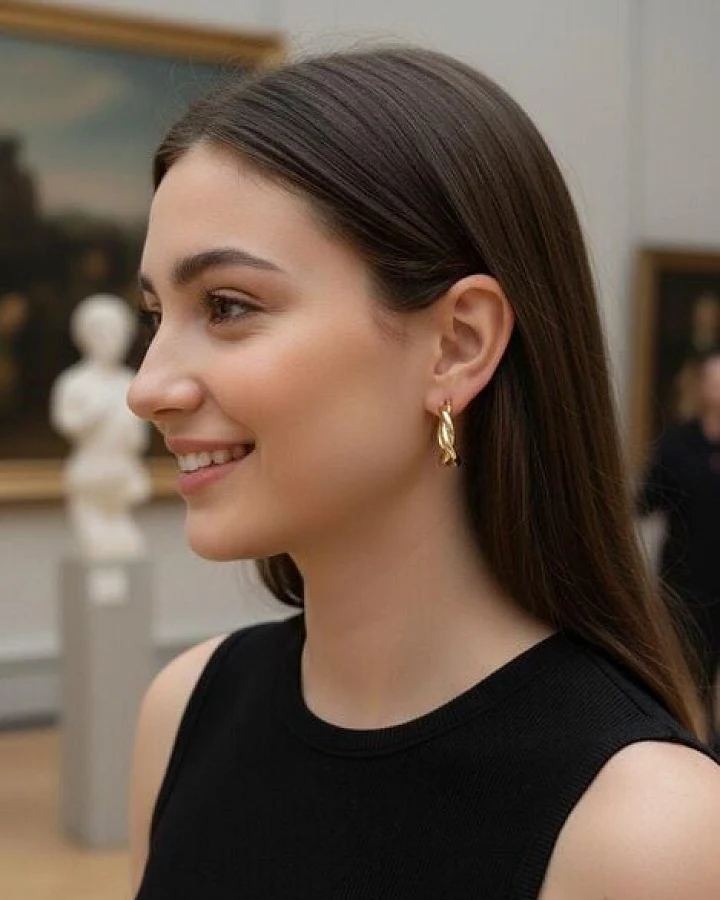 noca Gedrehte Creolen in Gold – Twist Hoop Ohrringe für Damen, vergoldet & handgefertigt