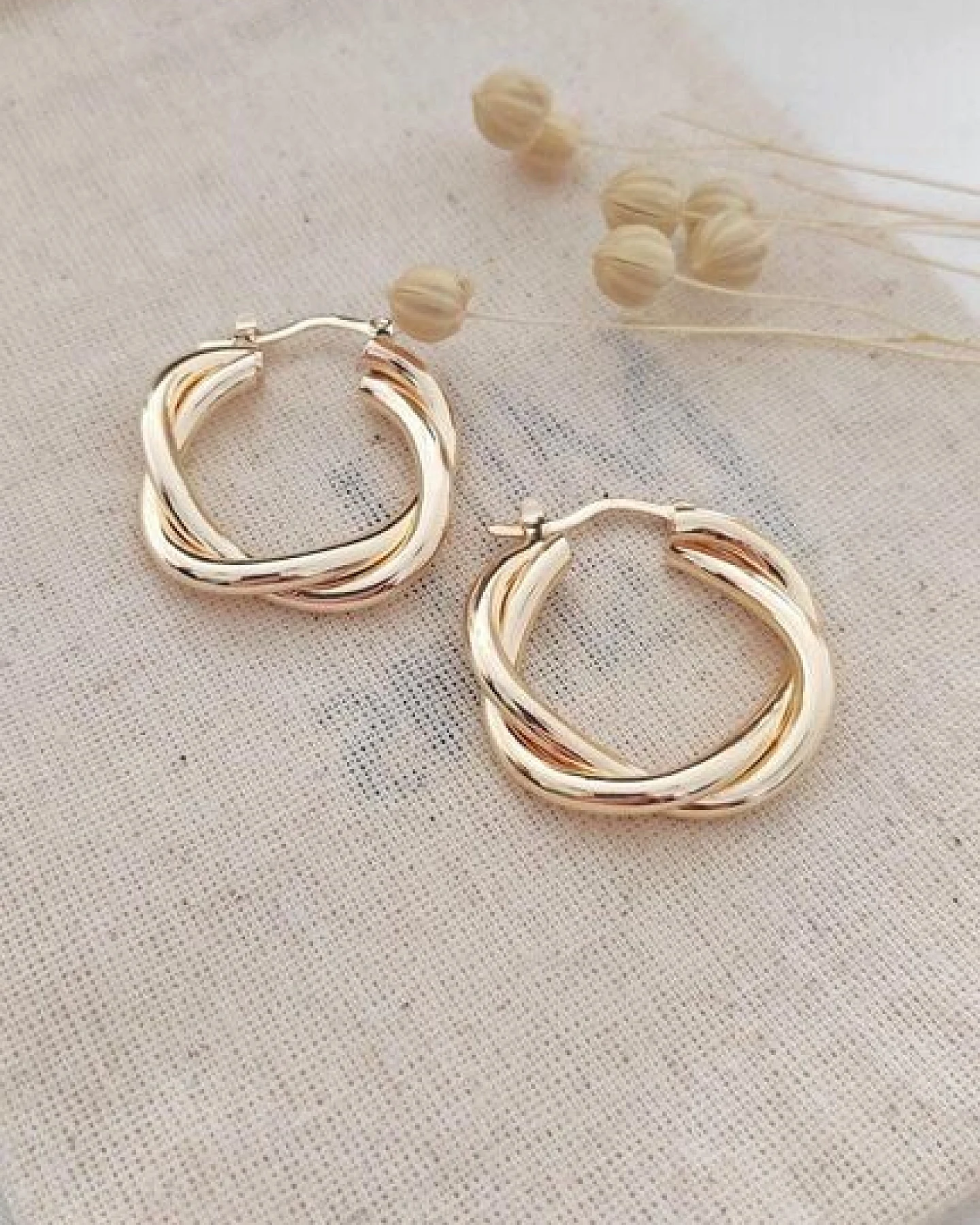 noca Gedrehte Creolen in Gold – Twist Hoop Ohrringe für Damen, vergoldet & handgefertigt – Ansicht 3
