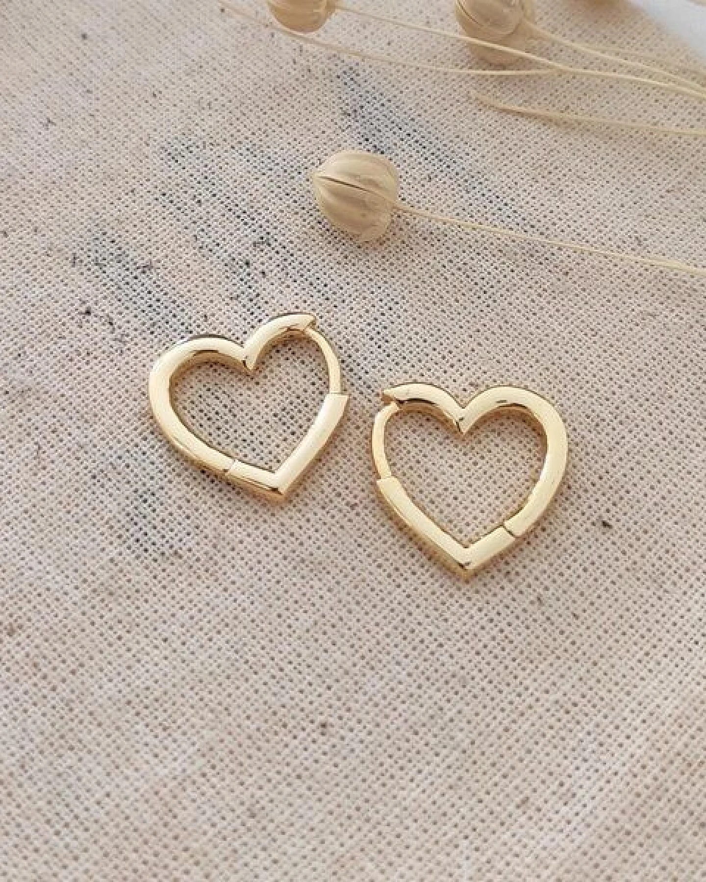 noca Herz-Ohrringe in Gold – romantisch und leichtg – handgefertigter minimalistischer Schmuck – Ansicht 2
