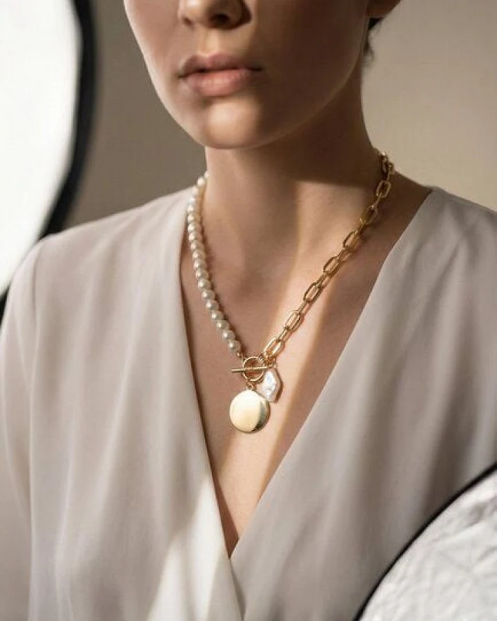 noca Perlen-Kette mit runder Plakette – Vintage-Charme am Hals