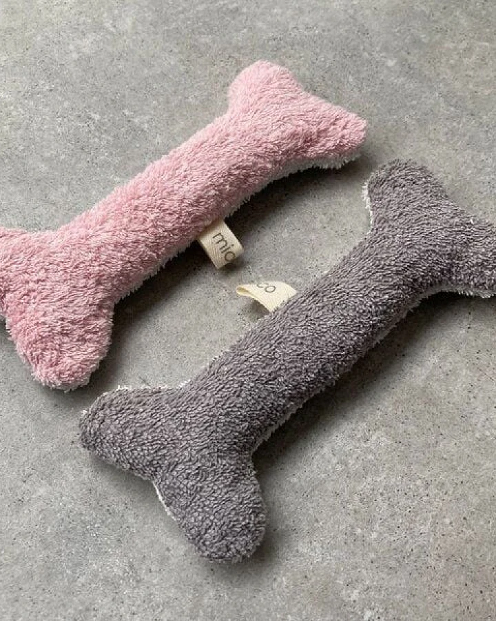 mio eco SET: Zwei hochwertige Upcycling Hundespielzeuge aus Hotel-Handtüchern zero waste rosa-weiss & grau-weiss