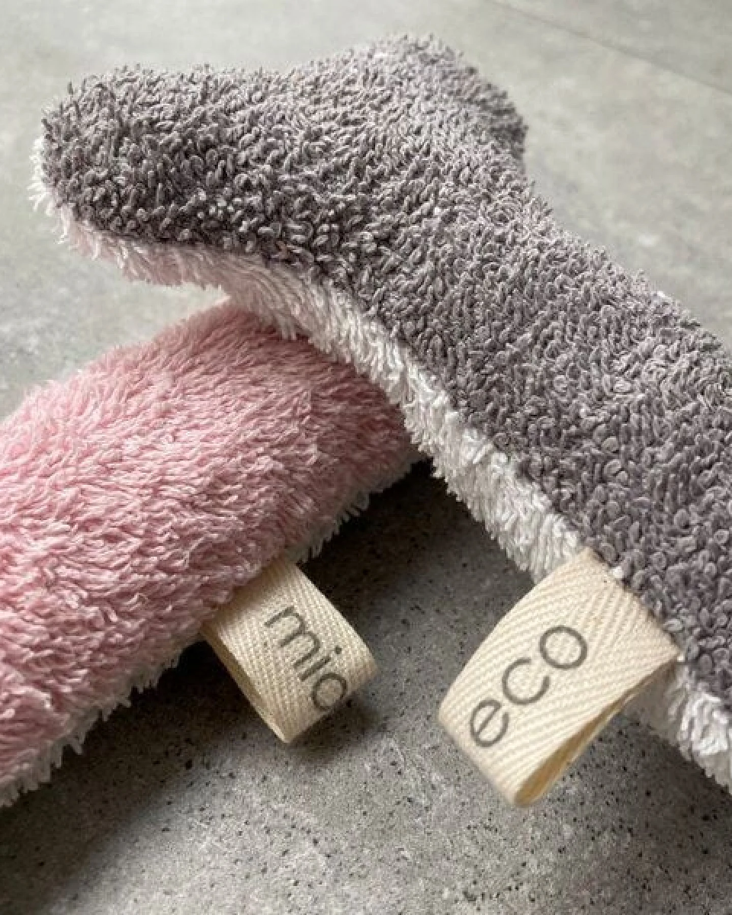mio eco SET: Zwei hochwertige Upcycling Hundespielzeuge aus Hotel-Handtüchern zero waste rosa-weiss & grau-weiss – Ansicht 4