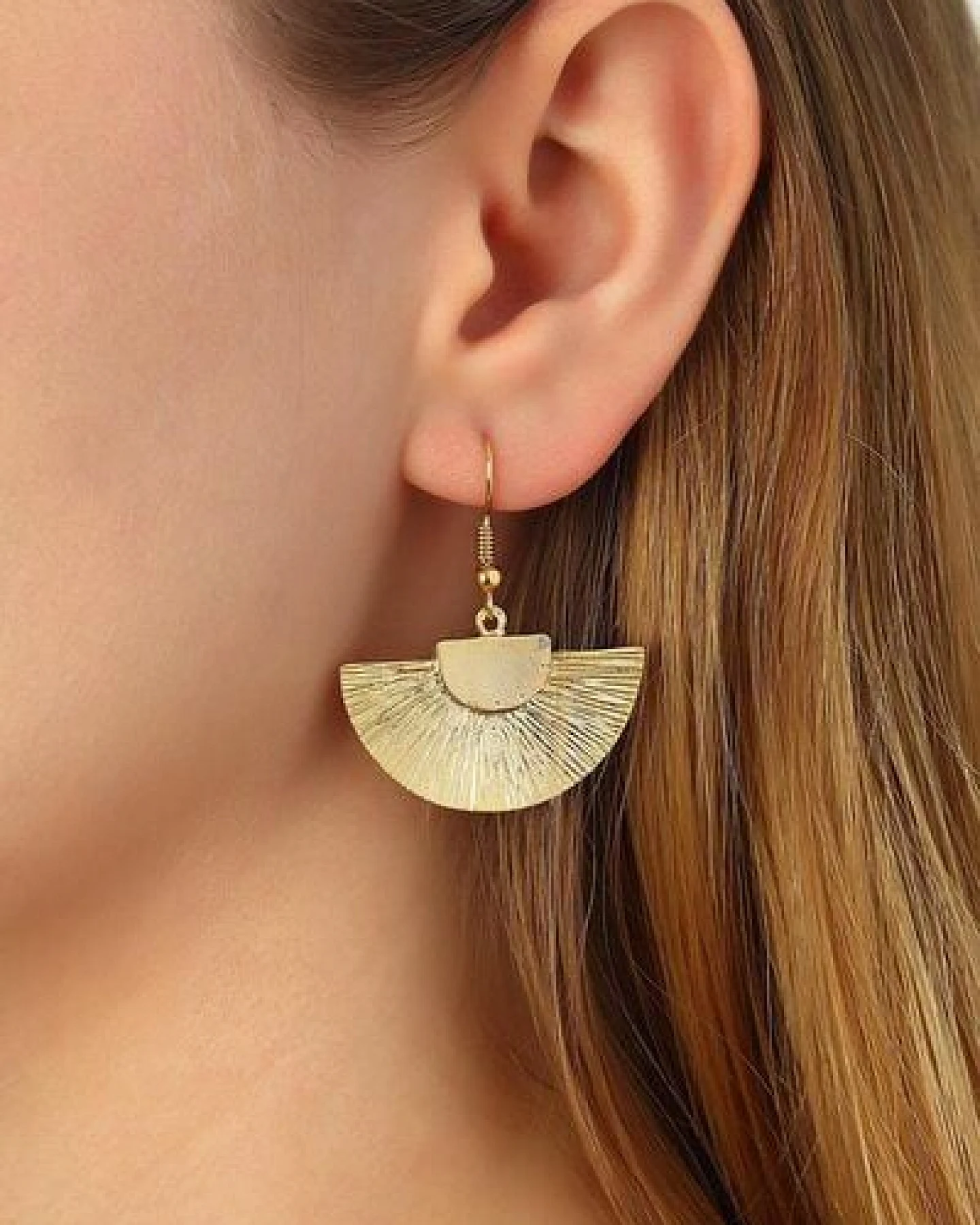 noca Halbkreis-Ohrringe in Gold – modernes Dangle-Design für jeden Tag – Ansicht 2