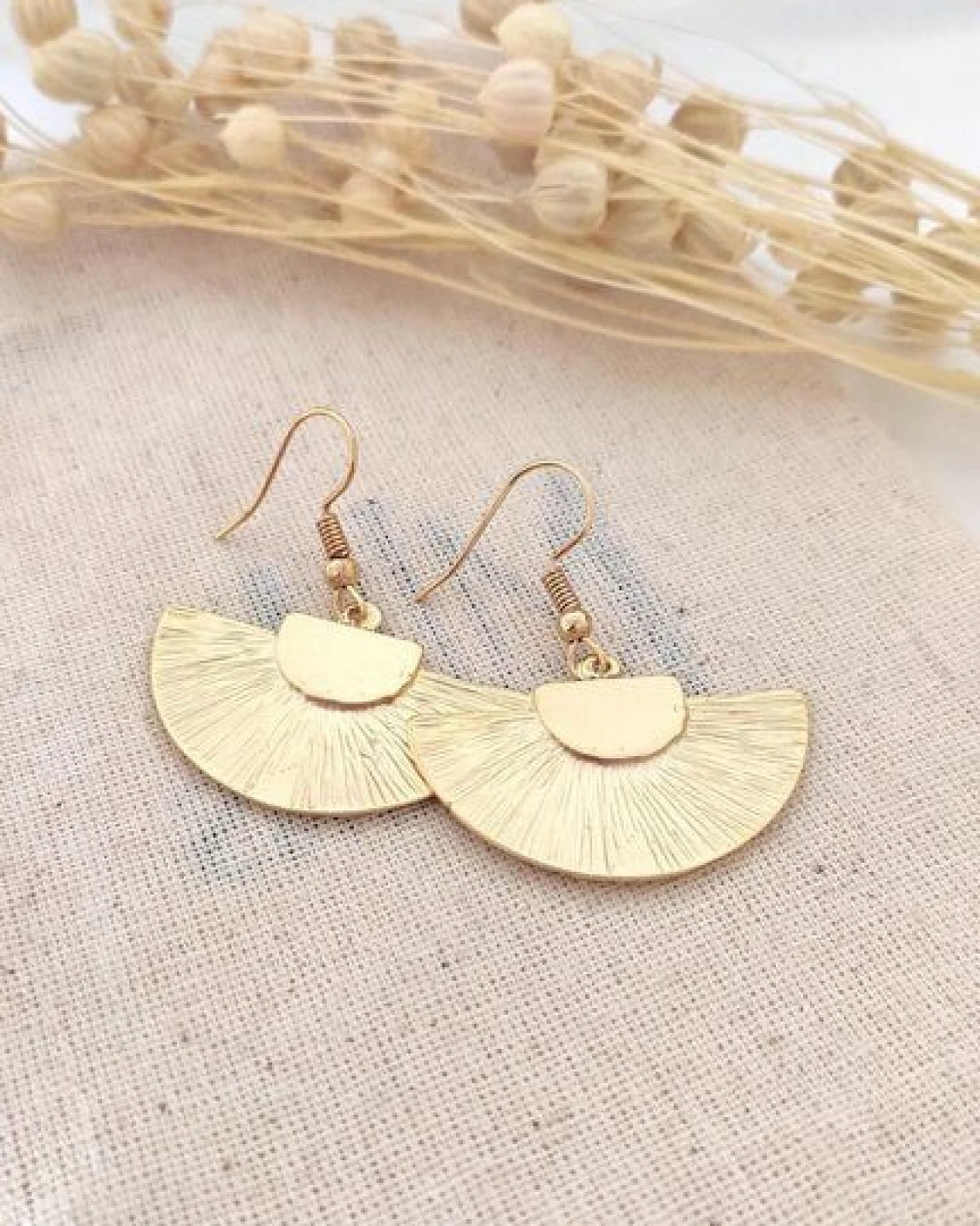 noca Halbkreis-Ohrringe in Gold – modernes Dangle-Design für jeden Tag – Ansicht 3