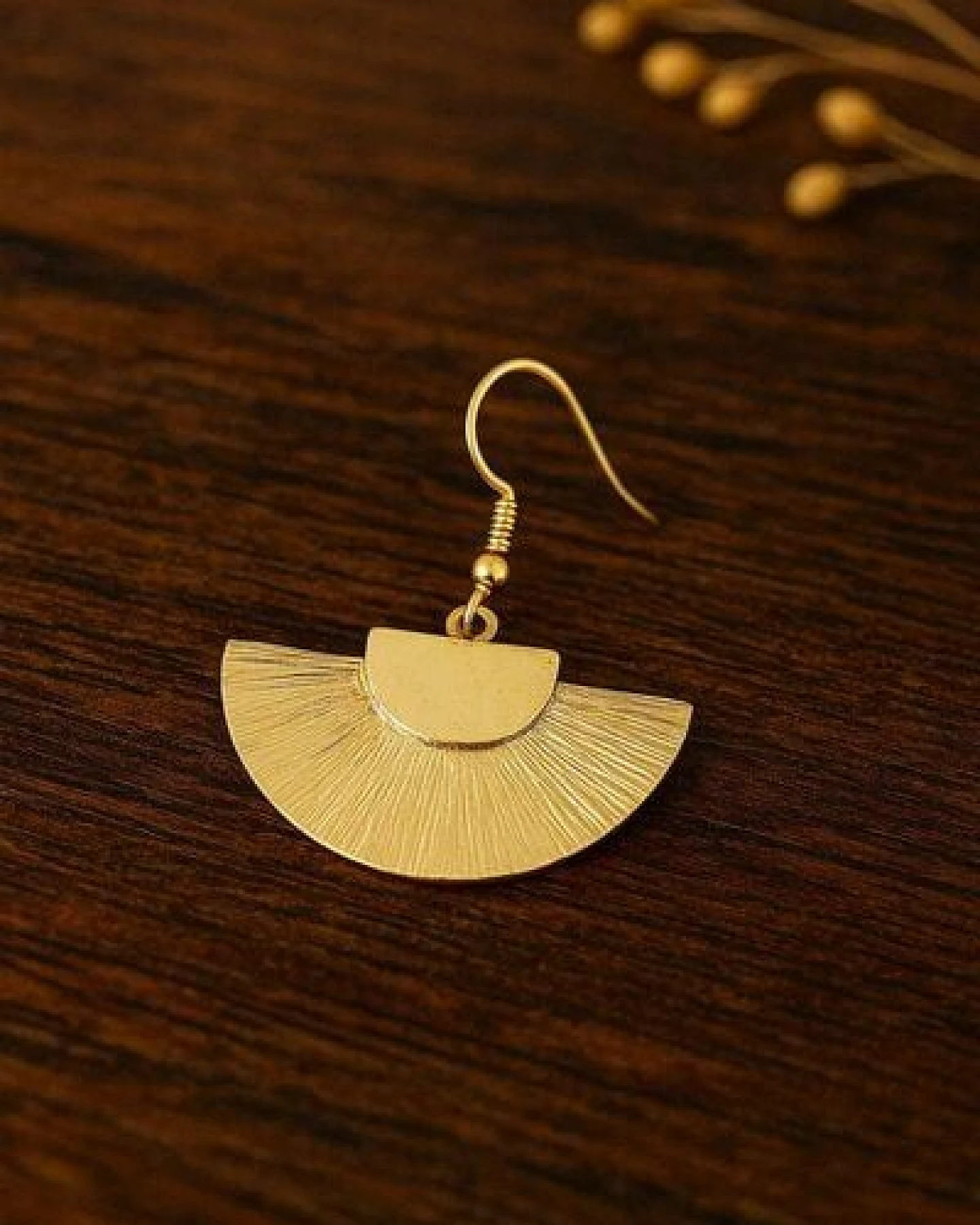 noca Halbkreis-Ohrringe in Gold – modernes Dangle-Design für jeden Tag – Ansicht 4