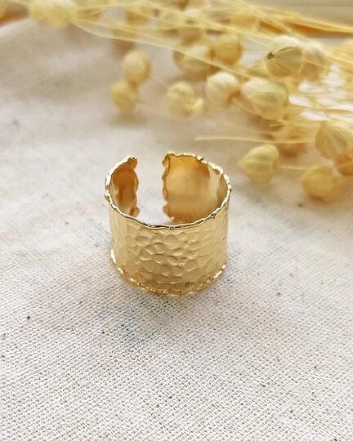 noca Verstellbarer Struktur-Ring in Gold aus Messing – passt sich jeder Größe an
