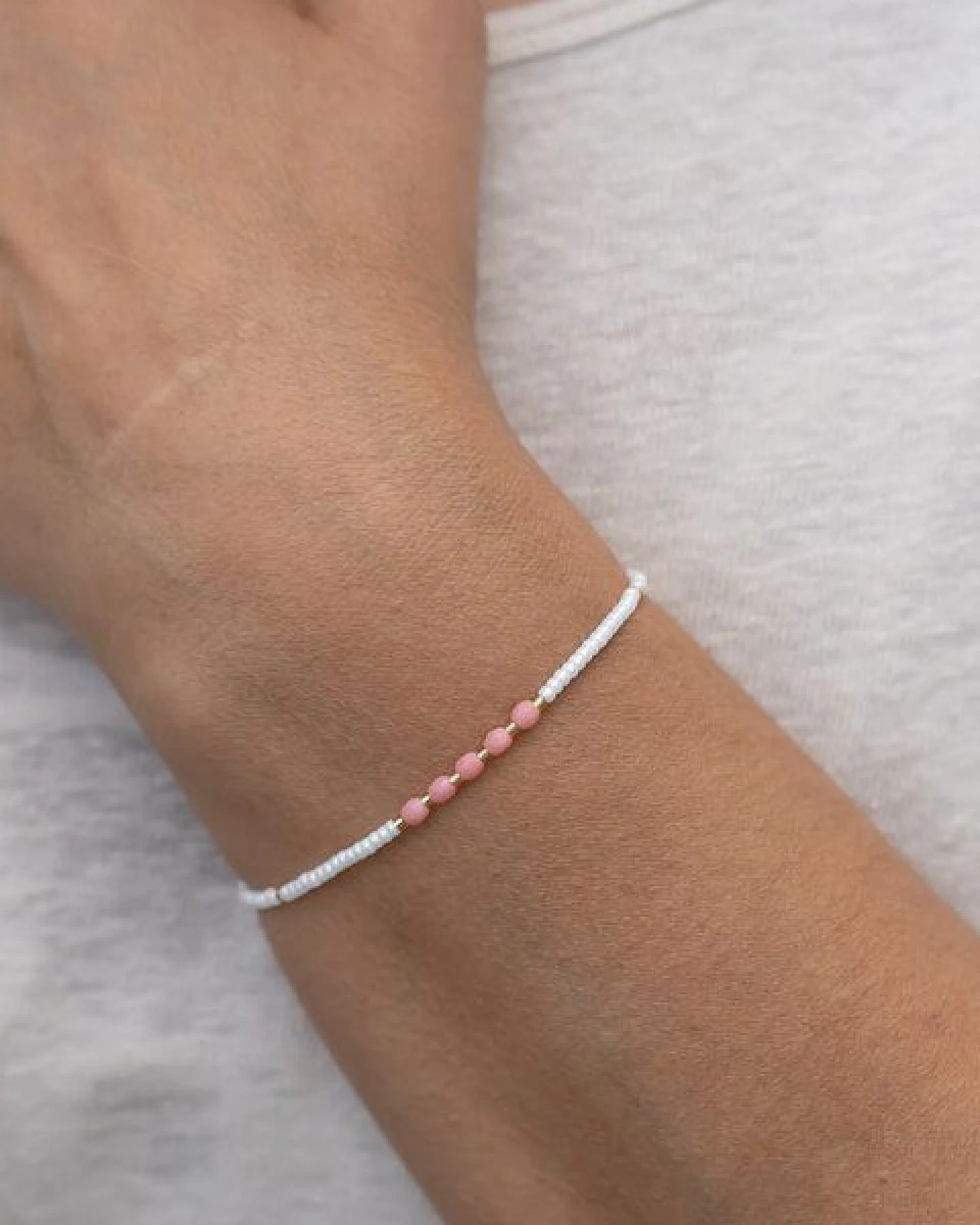 juni Sommer Armbänder Set - vegane Perlenarmbänder cremeweiß mit Koralle farbenen Kristallen – Ansicht 2