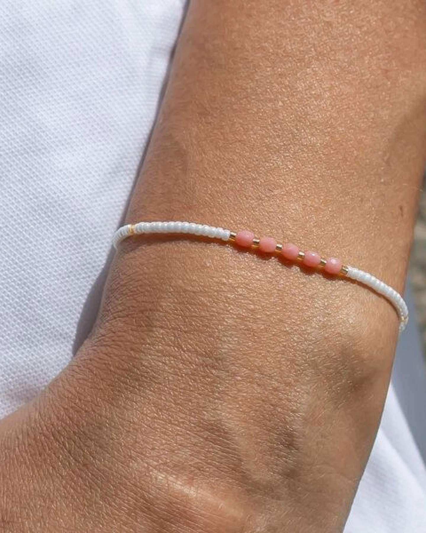 juni Sommer Armbänder Set - vegane Perlenarmbänder cremeweiß mit Koralle farbenen Kristallen – Ansicht 3