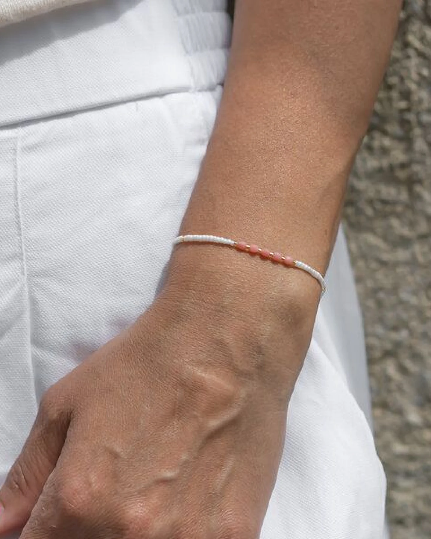 juni Sommer Armbänder Set - vegane Perlenarmbänder cremeweiß mit Koralle farbenen Kristallen – Ansicht 4