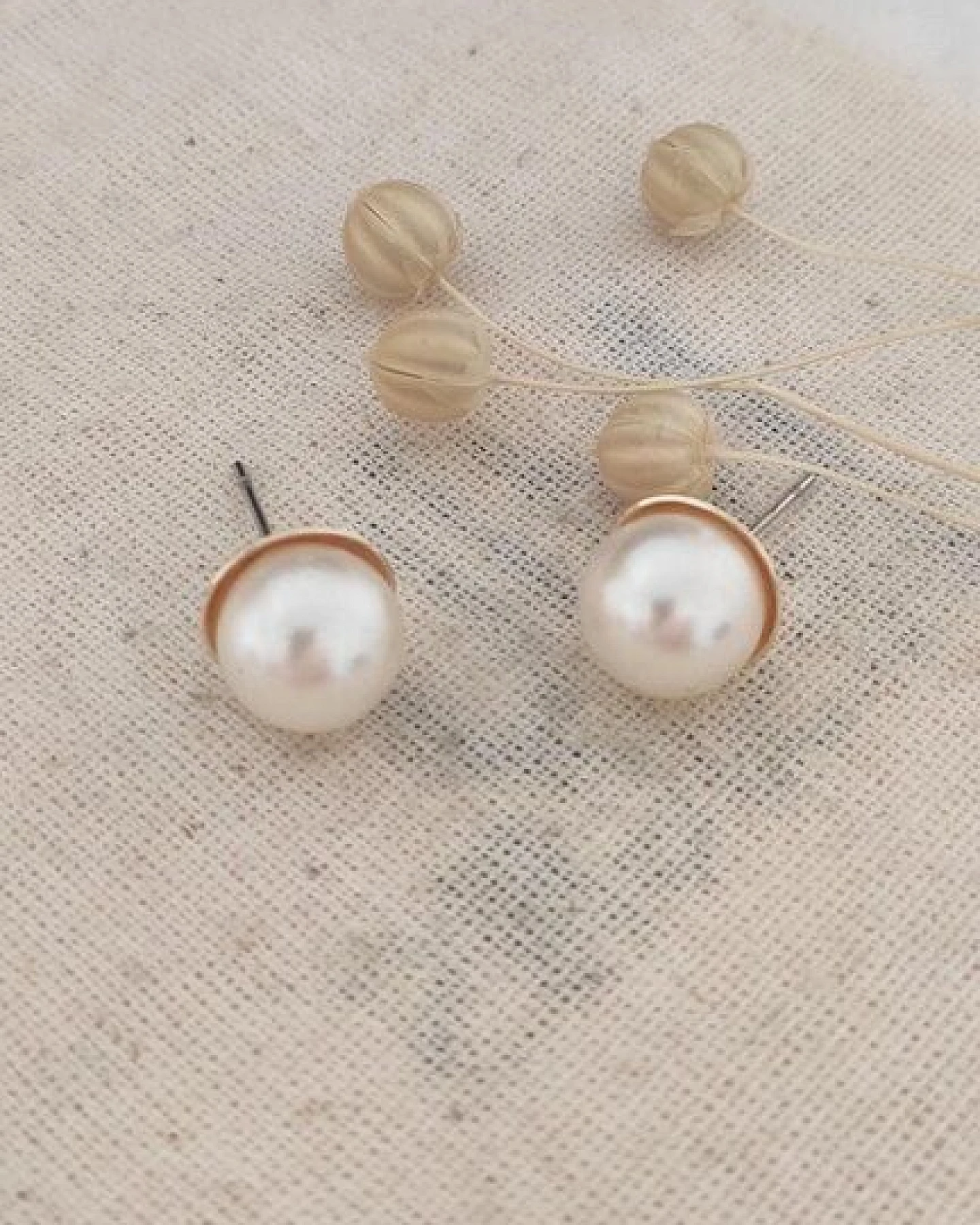 noca Goldene Perlen-Ohrstecker – schlicht, rund, perfekt – Ansicht 3