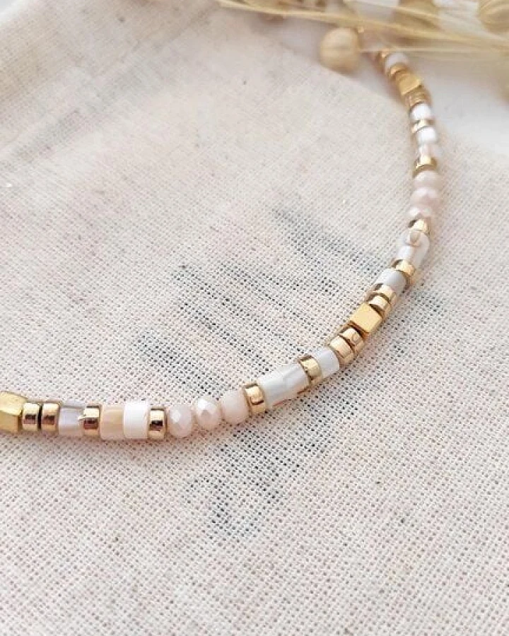 noca Zarte Perlenhalskette in Weiß und Gold mit Miyuki-Glasperlen