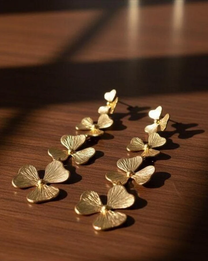 noca Lange Blatt-Ohrringe in Gold – inspiriert von der Natur