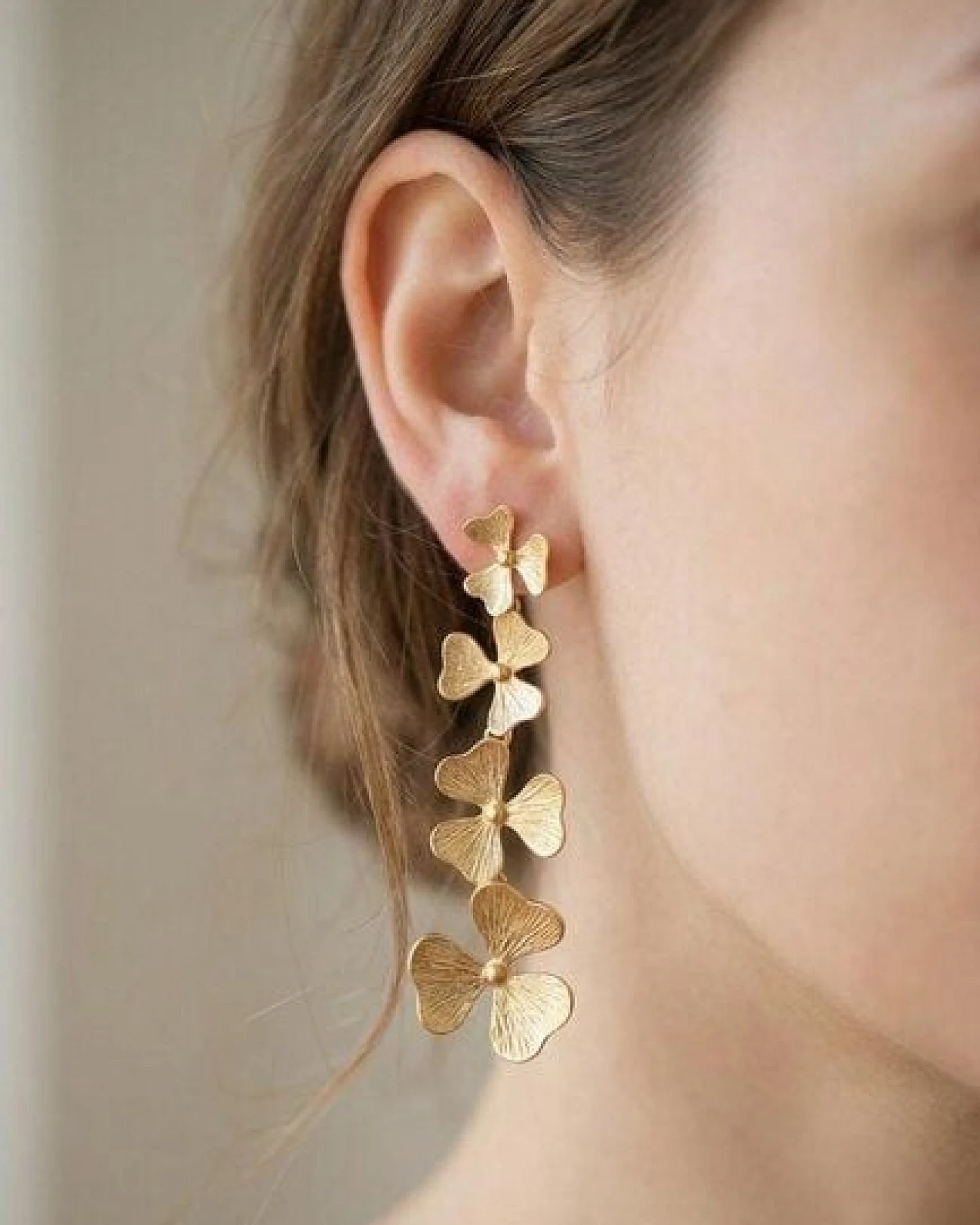 noca Lange Blatt-Ohrringe in Gold – inspiriert von der Natur – Ansicht 2