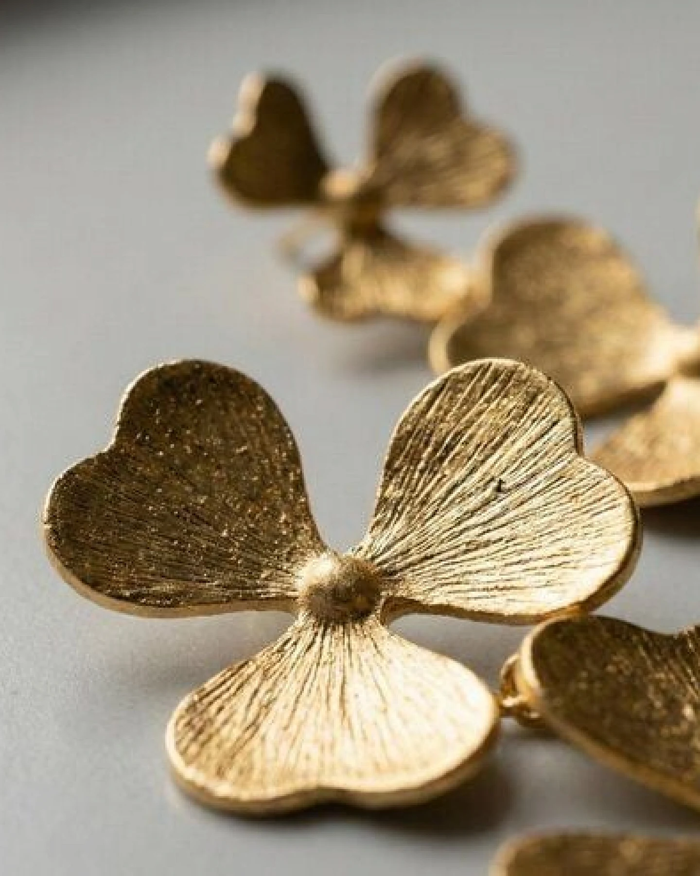 noca Lange Blatt-Ohrringe in Gold – inspiriert von der Natur – Ansicht 3