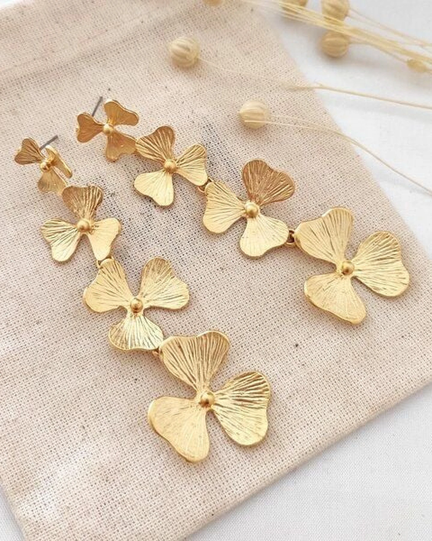 noca Lange Blatt-Ohrringe in Gold – inspiriert von der Natur – Ansicht 4