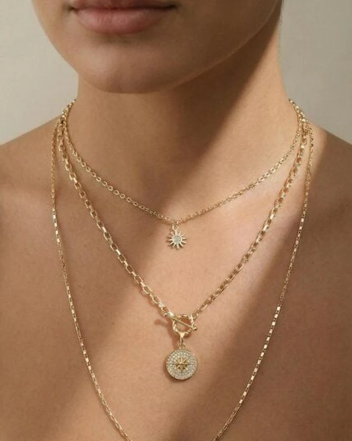 noca Mehrreihige vergoldete Layering-Halskette mit Sonnen- & Polarstern-Anhänger – Zirkonia, handgefertigter Statement-Schmuck