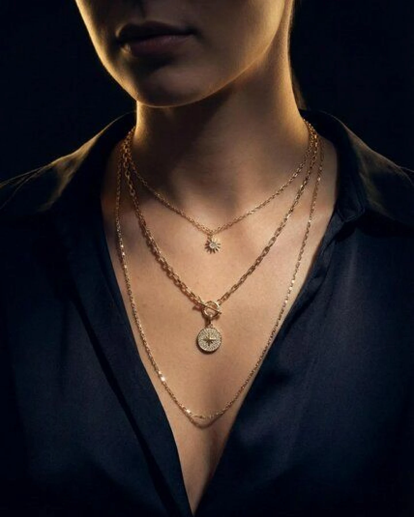 noca Mehrreihige vergoldete Layering-Halskette mit Sonnen- & Polarstern-Anhänger – Zirkonia, handgefertigter Statement-Schmuck – Ansicht 3