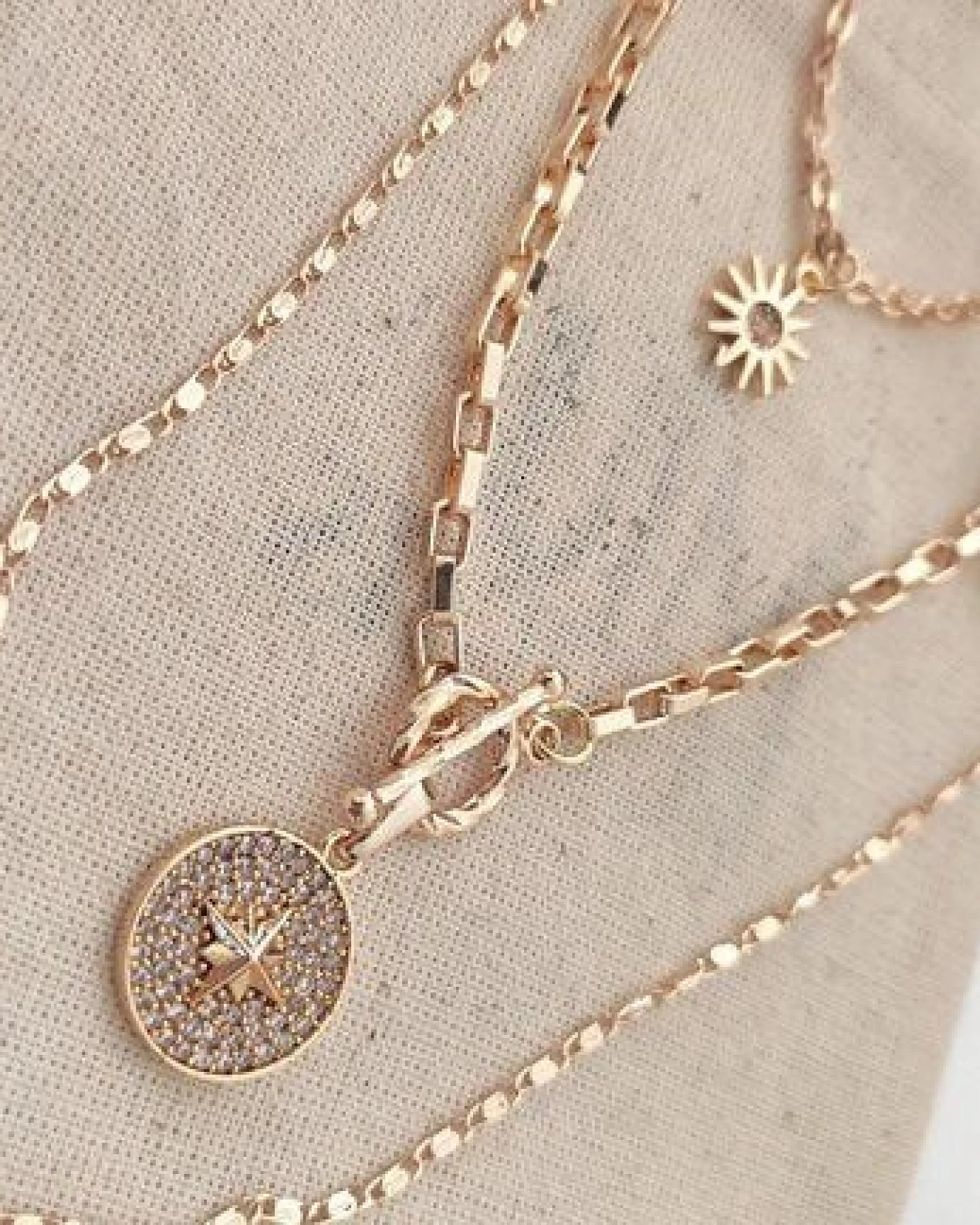 noca Mehrreihige vergoldete Layering-Halskette mit Sonnen- & Polarstern-Anhänger – Zirkonia, handgefertigter Statement-Schmuck – Ansicht 4
