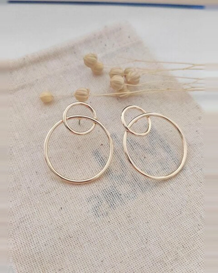 noca Doppel-Kreis-Creolen in Gold – dezent und modern – Minimalistische Stud-Ohrringe