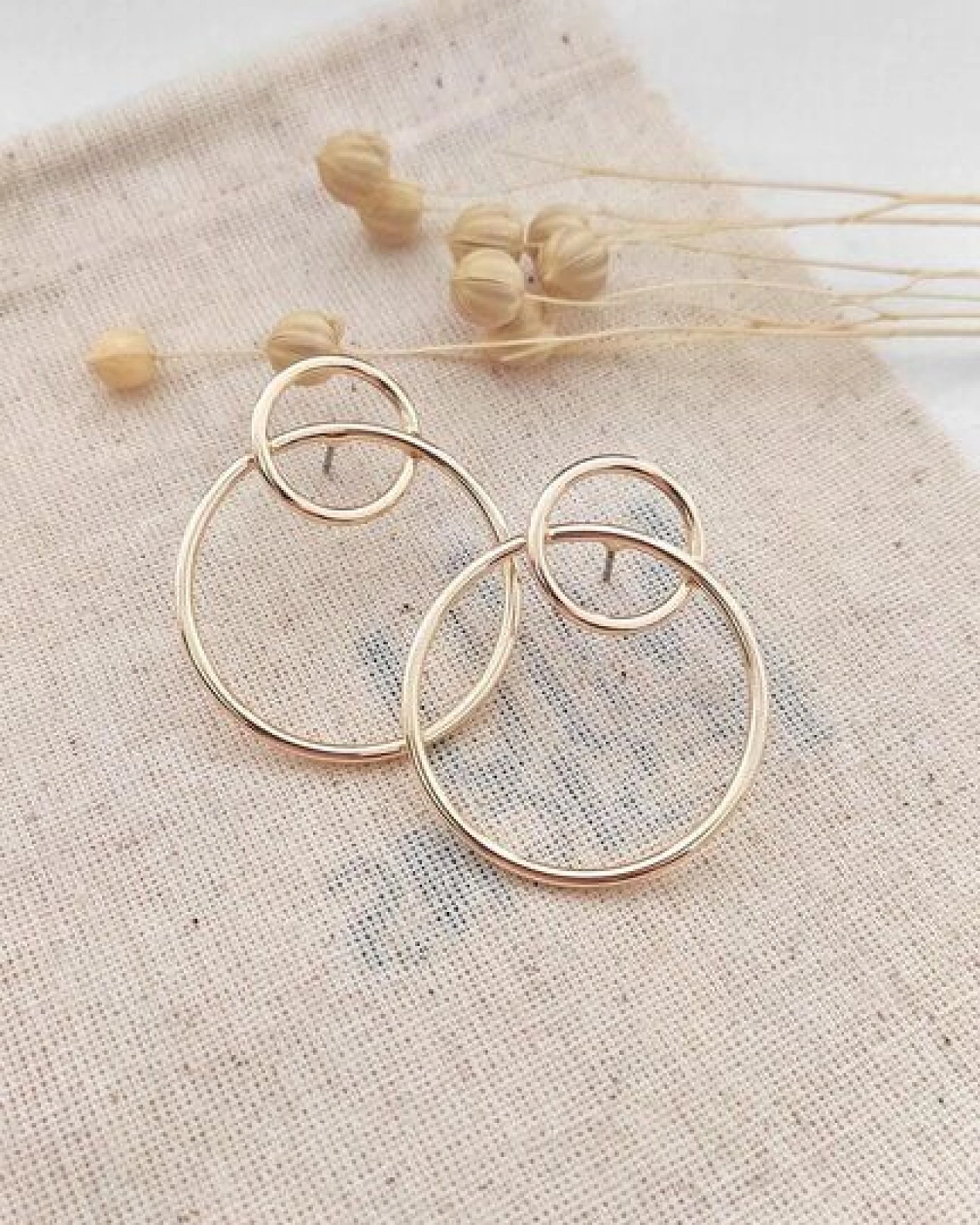 noca Doppel-Kreis-Creolen in Gold – dezent und modern – Minimalistische Stud-Ohrringe – Ansicht 2