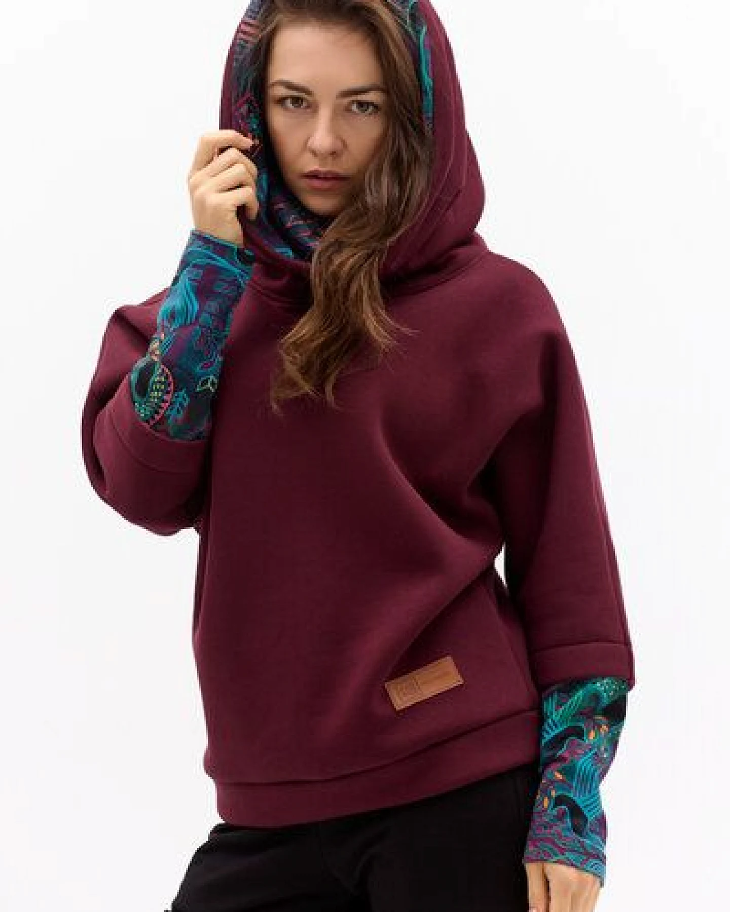 Hoodie Chillin Winter – Sweatshirt mit hohem Kragen und Kapuze – warmes Baumwolle – Farbenfroher einzigartiger Print von KOKOworld – 100% in der EU fair produziert – Ansicht 3