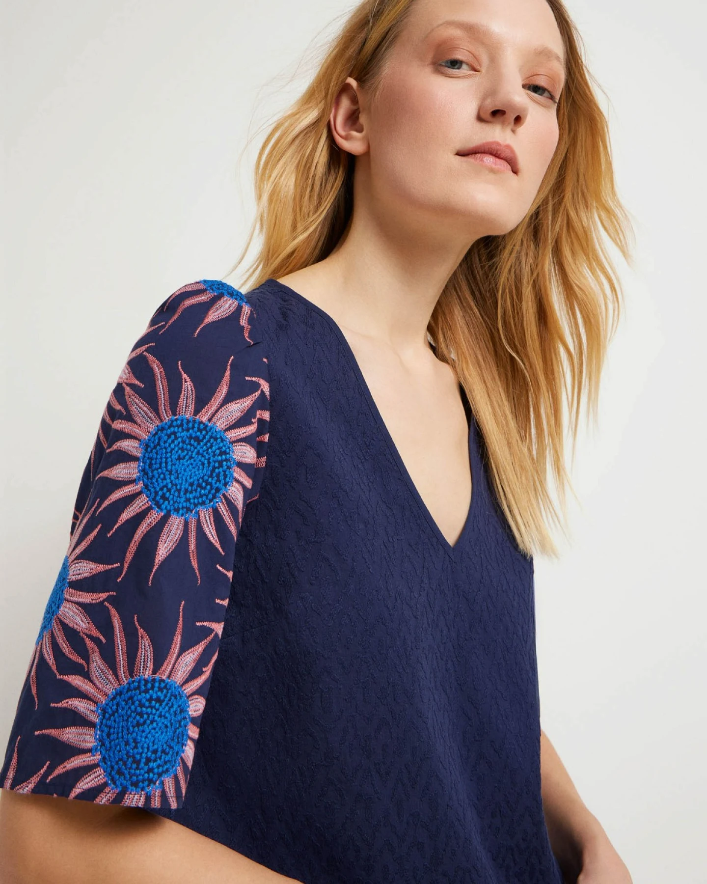 Bluse mit Stickerei Blau – Ansicht 2
