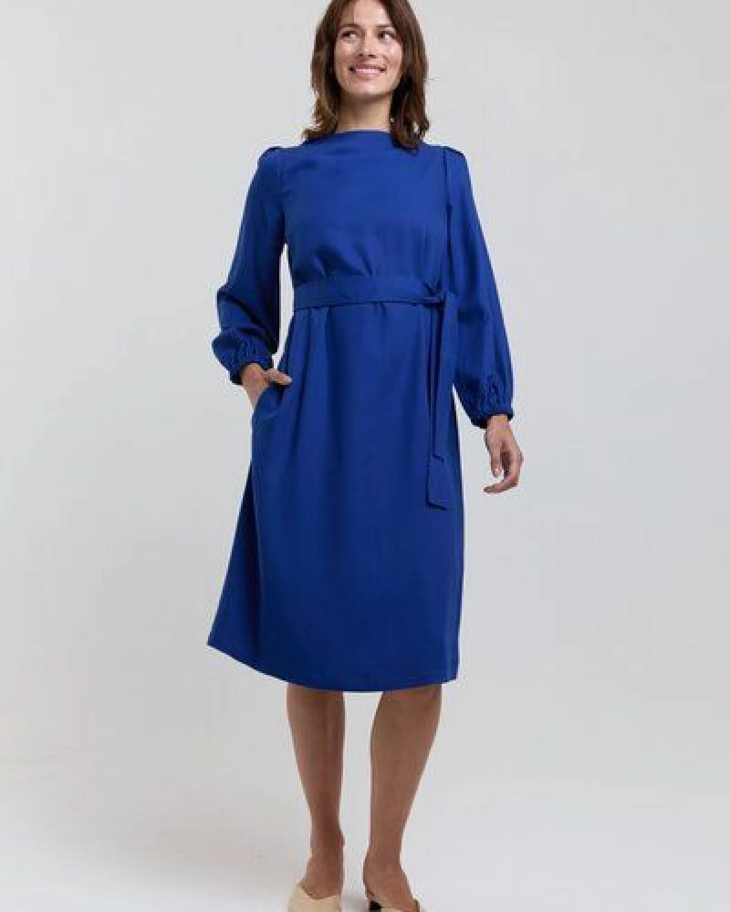 AYANI Mia | Elegantes Midi Langarm Kleid aus ECOVERO – Ansicht 2