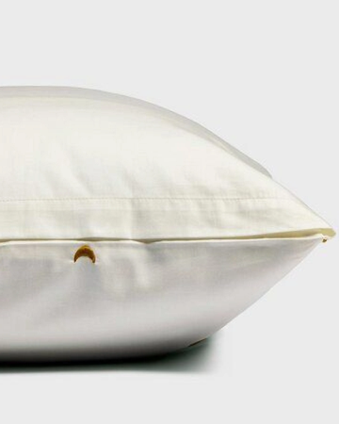 Kissenbezug Warm White/Ochre Moon "Yumeko aus Baumwollsatin – Ansicht 2
