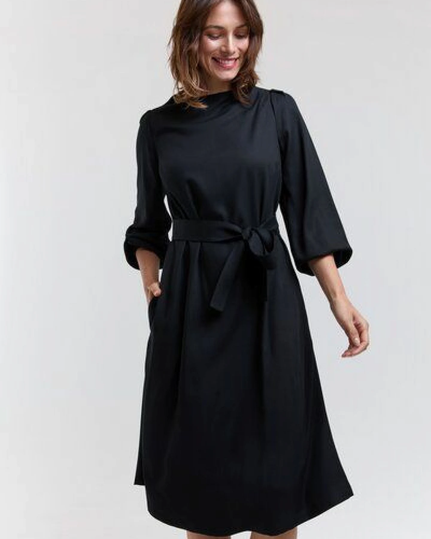 AYANI Mia | Elegantes Midi Langarm Kleid aus ECOVERO – Ansicht 2