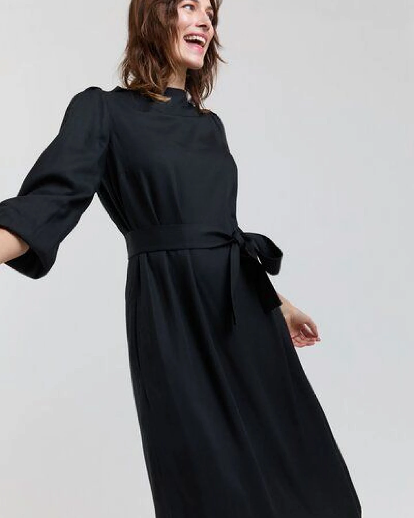AYANI Mia | Elegantes Midi Langarm Kleid aus ECOVERO – Ansicht 3