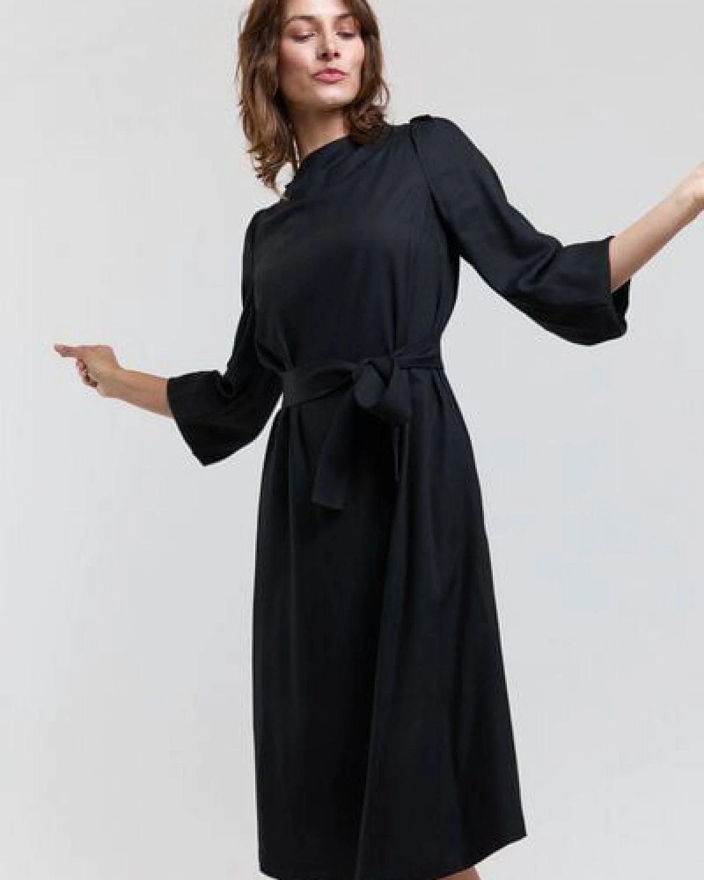 AYANI Mia | Elegantes Midi Langarm Kleid aus ECOVERO – Ansicht 4