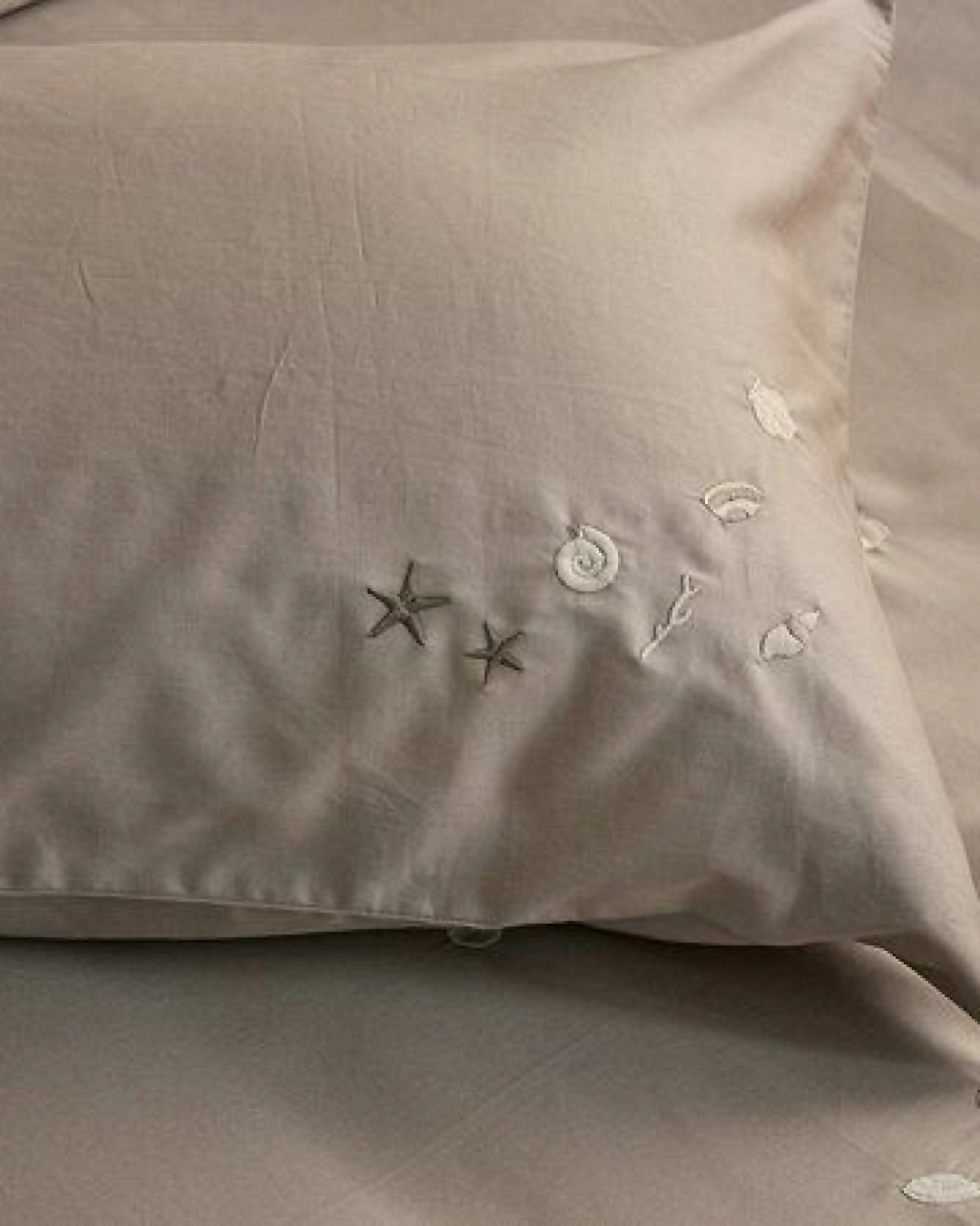 Kissenbezug Yumeko aus Baumwollsatin Seashell – Ansicht 3
