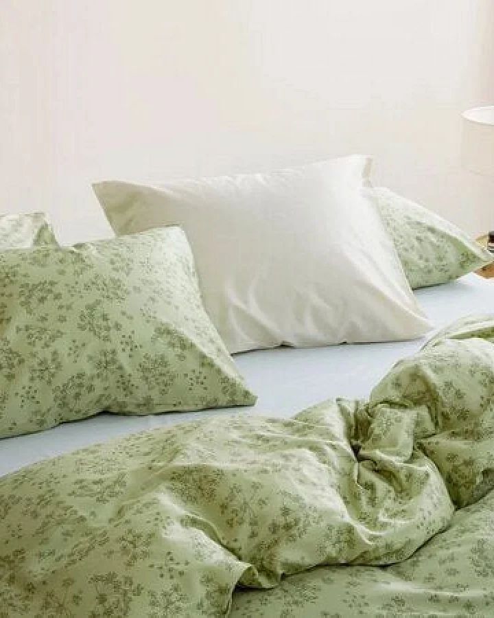 Kissenbezug Green Bloom "Yumeko" aus Baumwollsatin