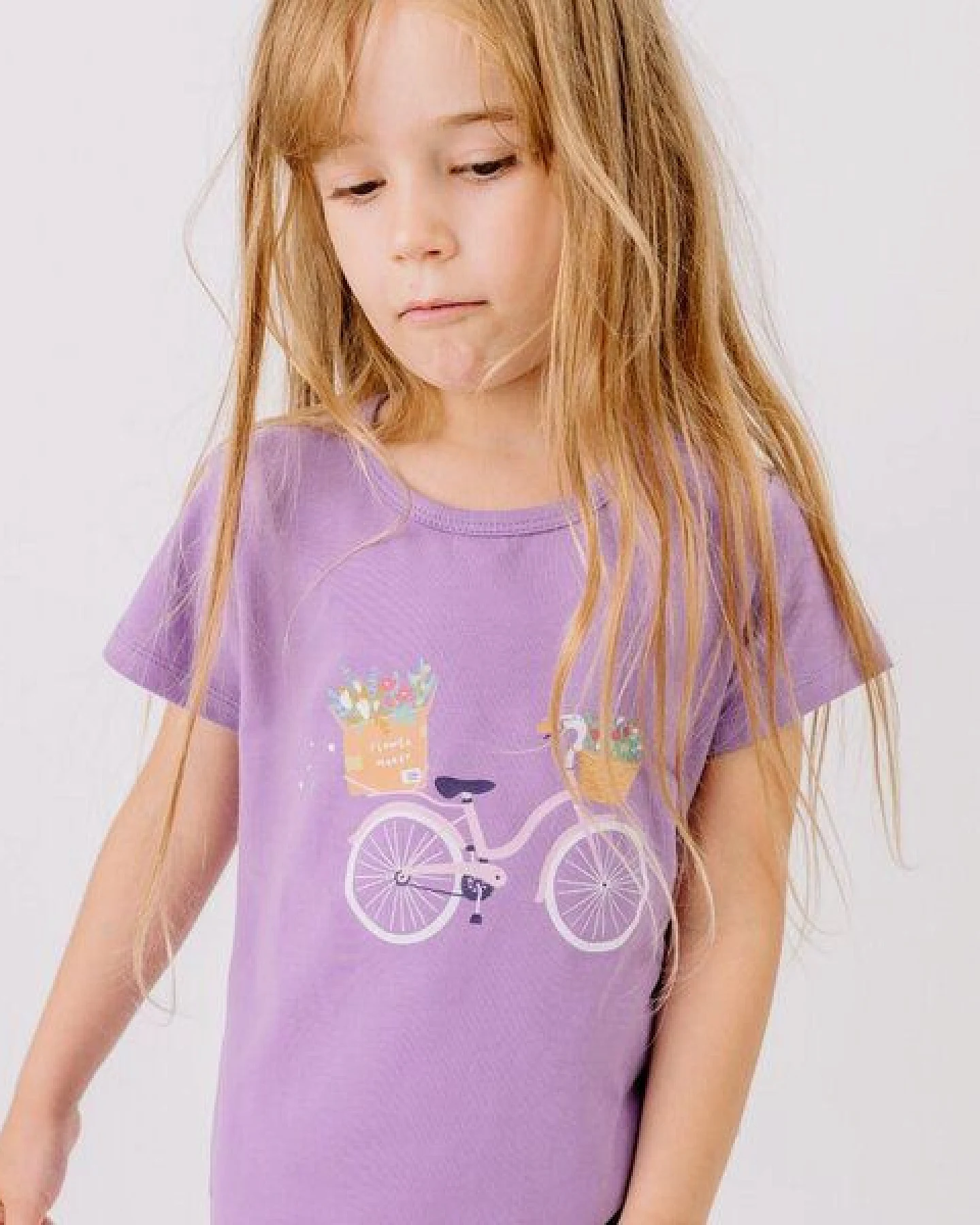 T-Shirt Lila Fahrrad & Blumen platzierter Print Bio-Baumwolle GOTS – Walkiddy – Ansicht 2