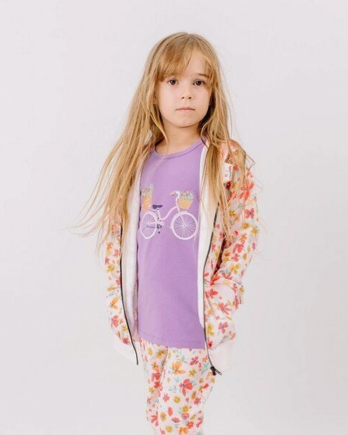 T-Shirt Lila Fahrrad & Blumen platzierter Print Bio-Baumwolle GOTS – Walkiddy – Ansicht 3