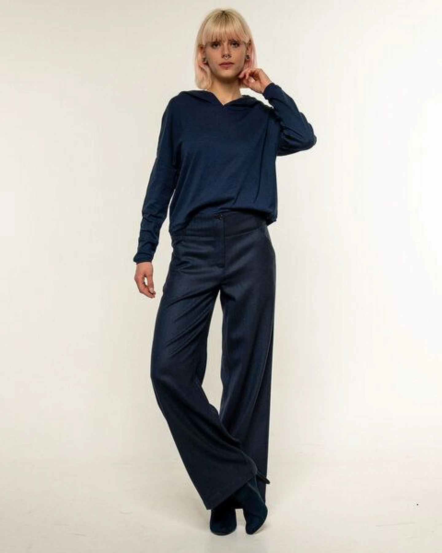 Alma & Lovis Weite Wollhose mit edler Fischgratstruktur – Ansicht 3